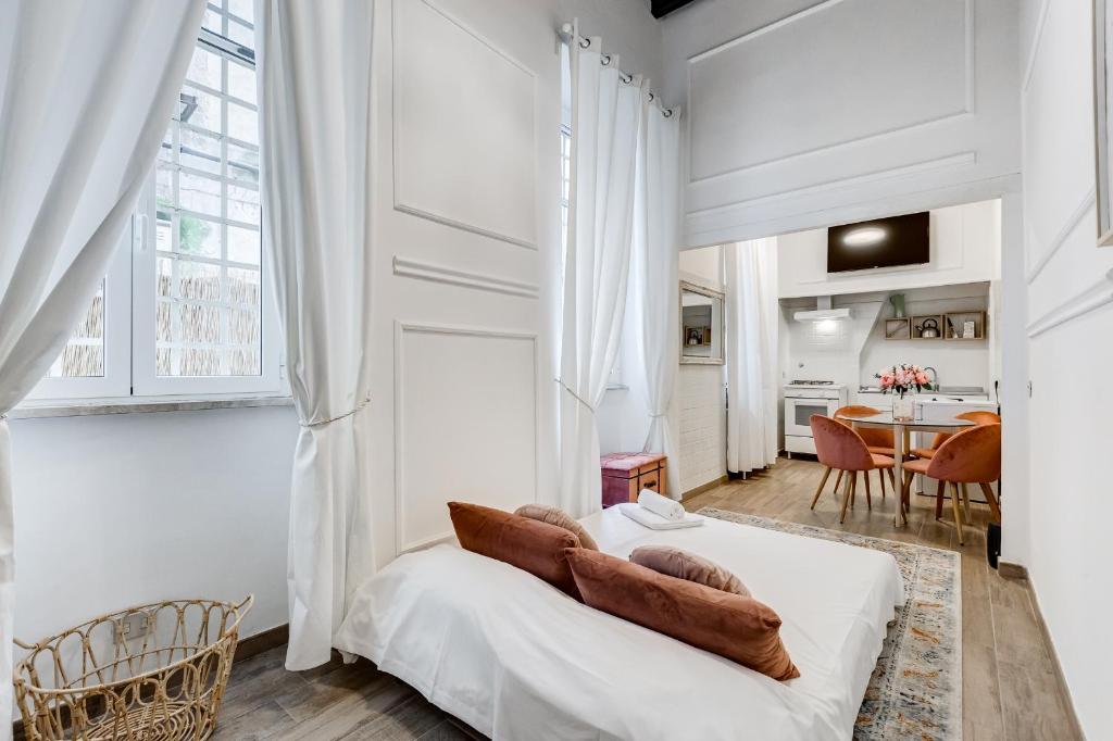 A television and/or entertainment centre at TREVI FOUNTAIN - RomeDreamHome