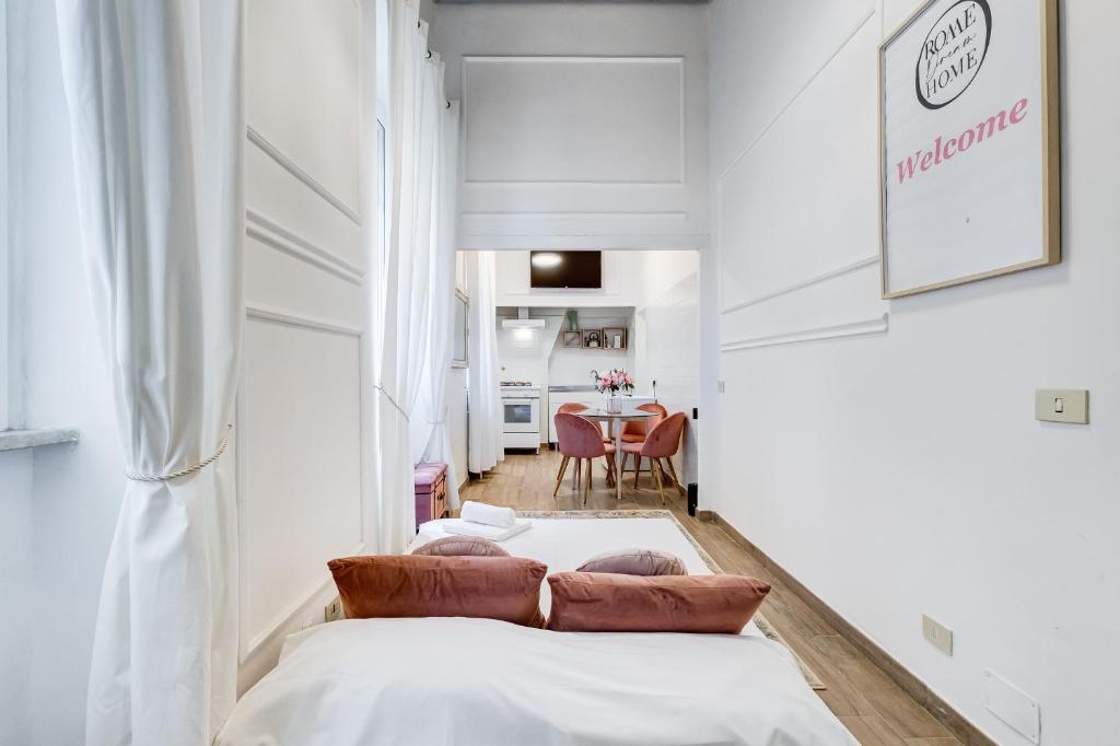 A bed or beds in a room at TREVI FOUNTAIN - RomeDreamHome