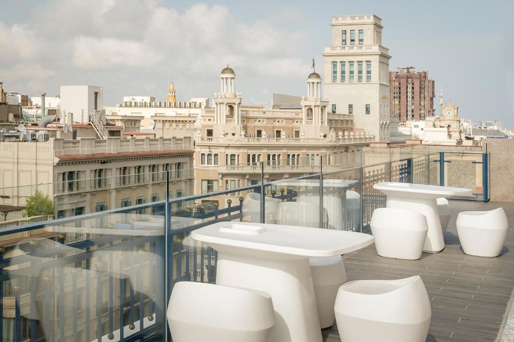 einen Balkon mit Waschbecken und WCs auf einem Gebäude in der Unterkunft Exe Plaza Catalunya in Barcelona