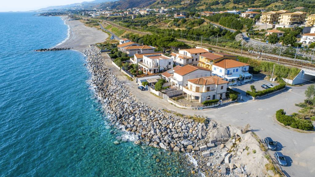 - une vue aérienne sur une villa au bord de l'océan dans l'établissement Le Casette sul Mare B&B, à Cittadella del Capo