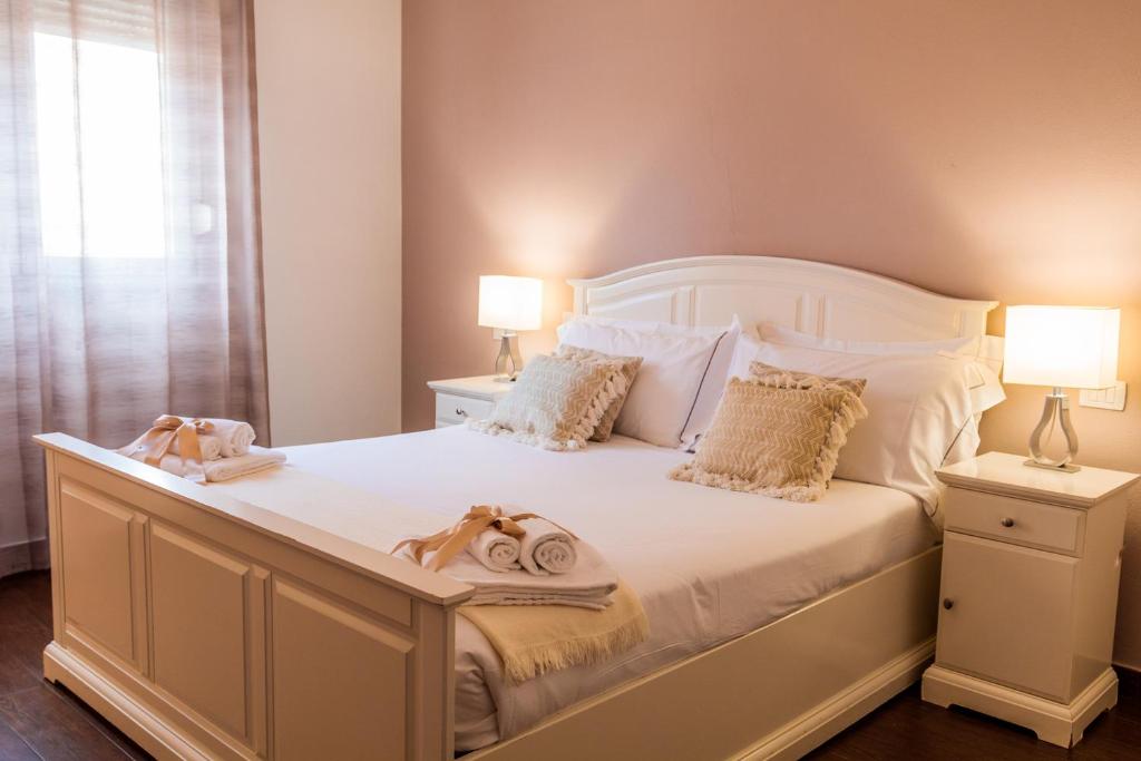 Postel nebo postele na pokoji v ubytování Arcobaleno Suites