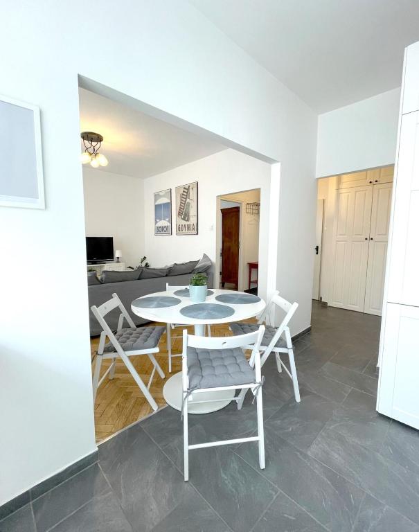 Televízia a/alebo spoločenská miestnosť v ubytovaní 08 Gdynia Centrum - Apartament Mieszkanie dla 6 os