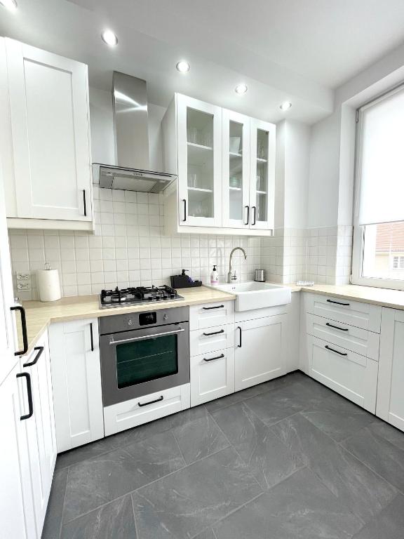 Kuchyňa alebo kuchynka v ubytovaní 08 Gdynia Centrum - Apartament Mieszkanie dla 6 os