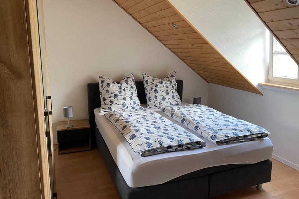 uma cama com almofadas num quarto em Ferienwohnung Moselgold em Piesport