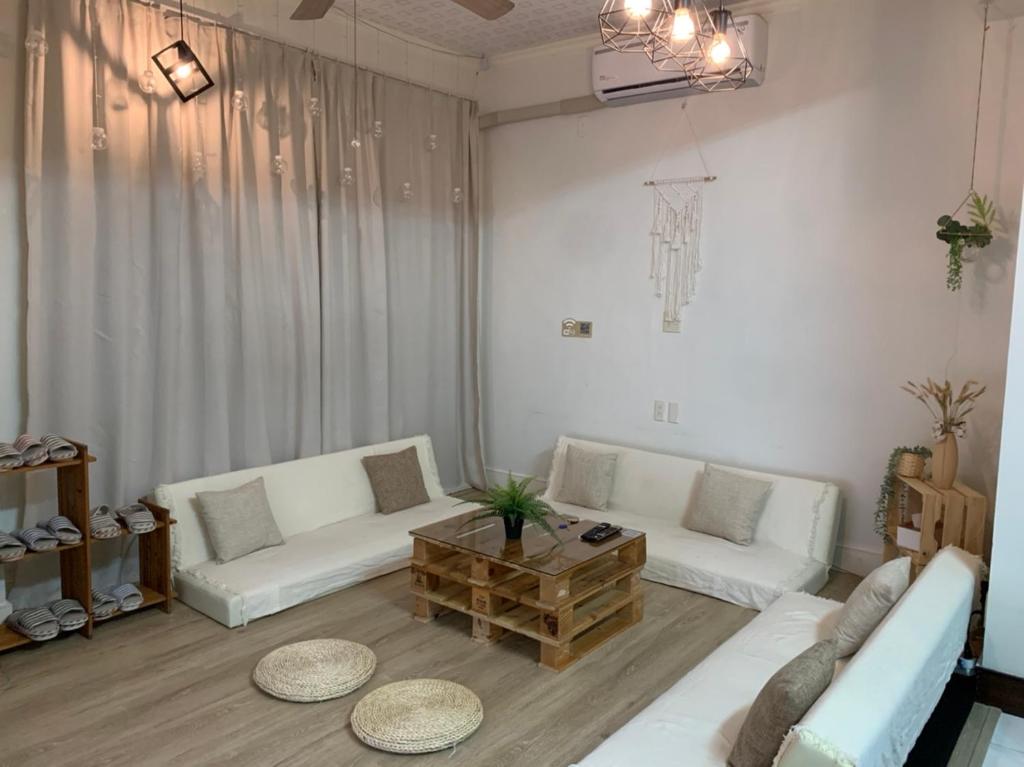 台南的住宿－樸實小屋，客厅配有2张白色沙发和1张咖啡桌