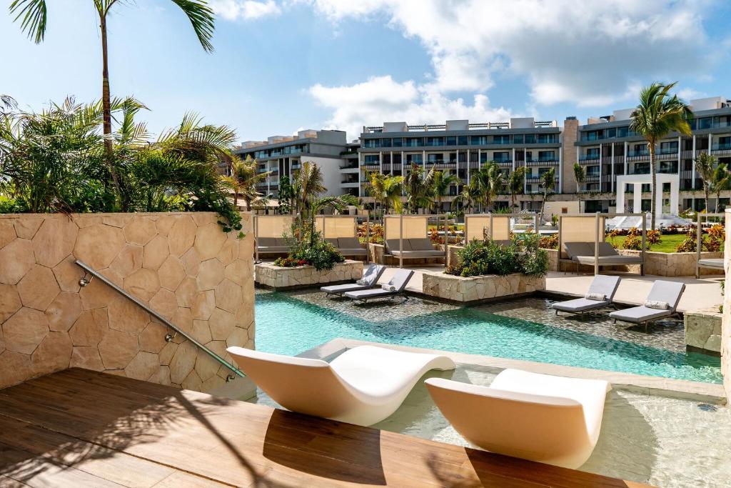 Majestic Junior Suite Swim-Up #6
