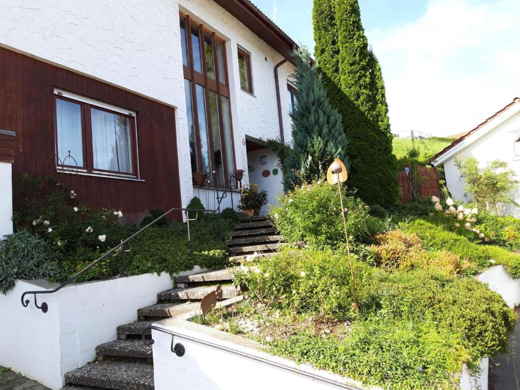 une maison avec un jardin en face dans l'établissement Ferienwohnung Rosa Müller, à Wangen im Allgäu