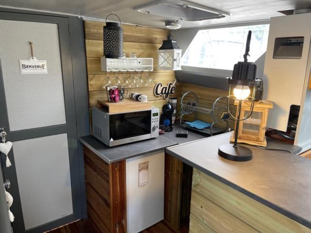 Kuchyň nebo kuchyňský kout v ubytování Exceptionnel bateau maison reine mathilde