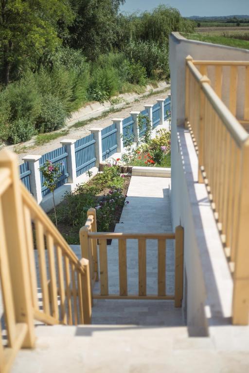 Balkón nebo terasa v ubytování Pensiunea NEST