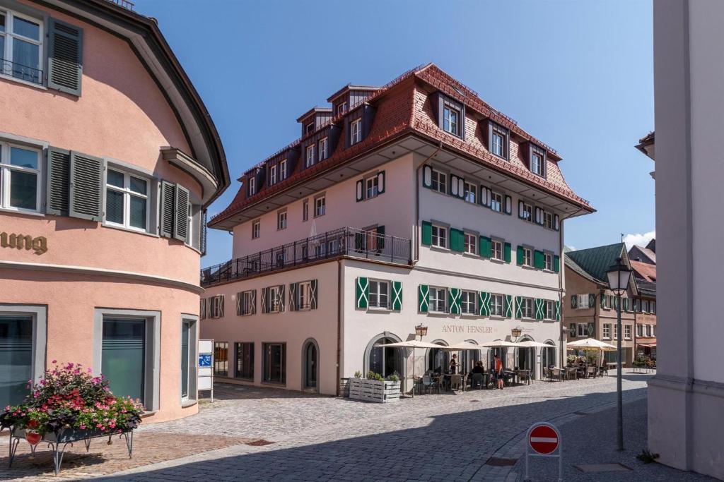 un grupo de edificios contiguos en una calle en Hensler Ferienwohnungen, en Wangen im Allgäu