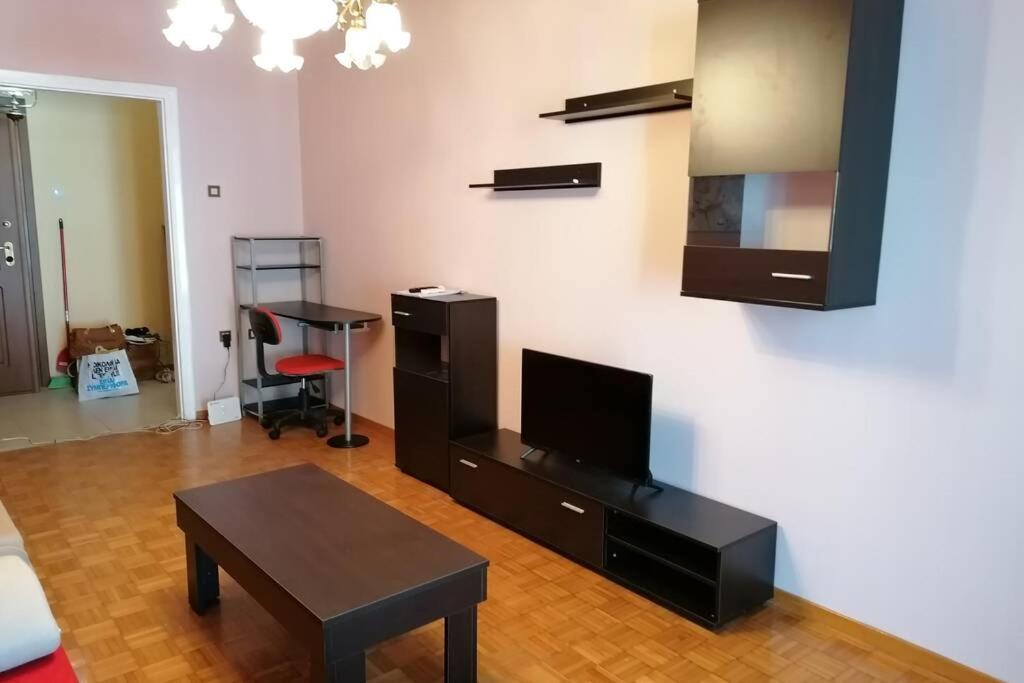 Televízia a/alebo spoločenská miestnosť v ubytovaní Debby's Central Apartment