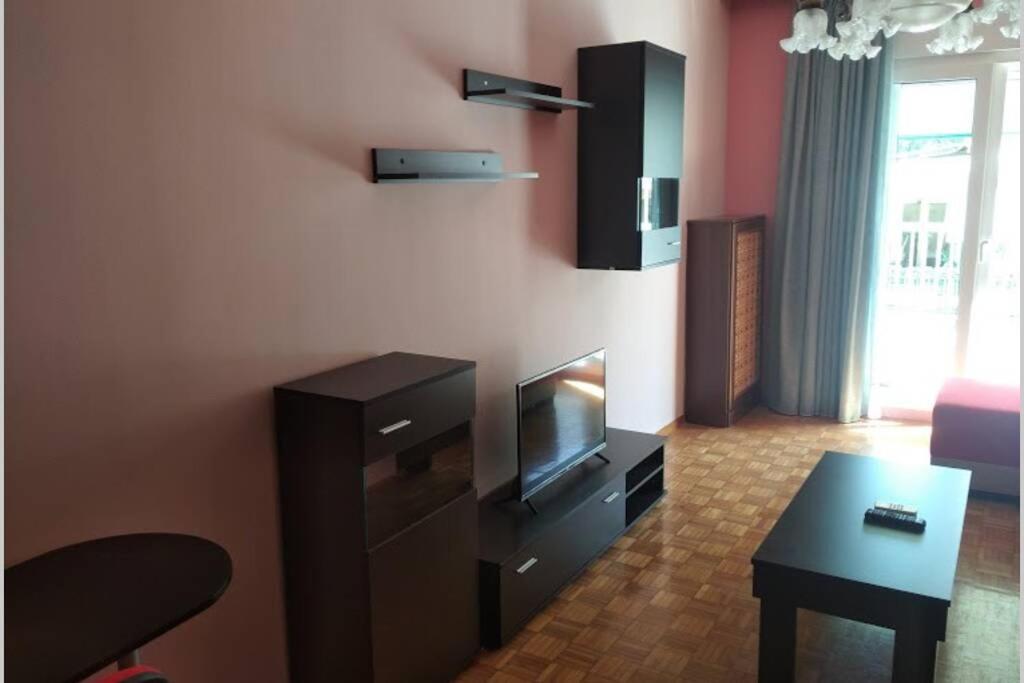 Televízia a/alebo spoločenská miestnosť v ubytovaní Debby's Central Apartment