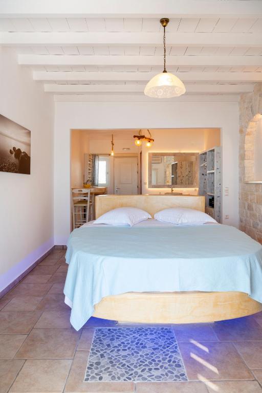 Postel nebo postele na pokoji v ubytování Akti Naoussa Paros