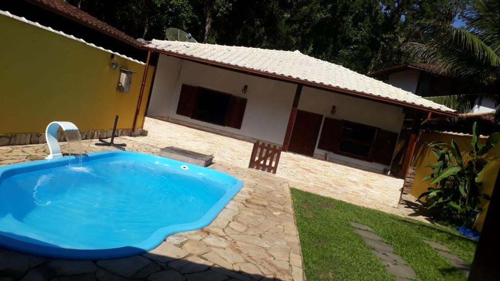 een grote blauwe badkuip voor een huis bij Casa Temporada da Dani in Paraty
