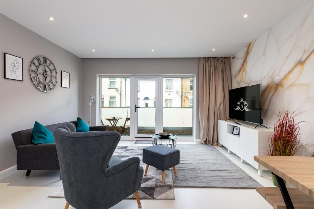 sala de estar con sofá y TV en Stay Solution - Comfort Guaranteed en Gillingham