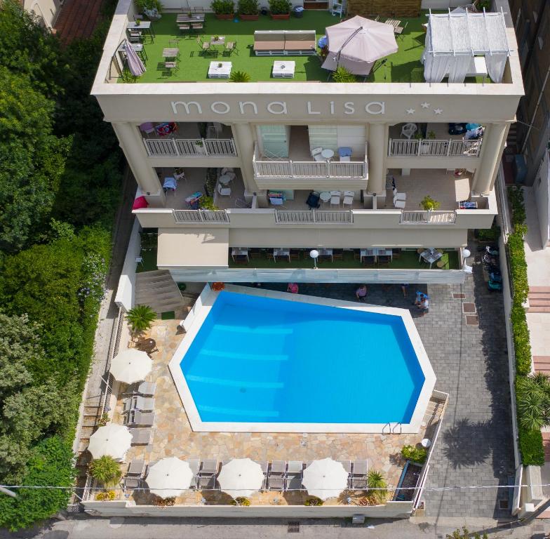  Elle offre une vue aérienne sur un hôtel doté d'une piscine. dans l'établissement Mona Lisa Hotel, à Cattolica