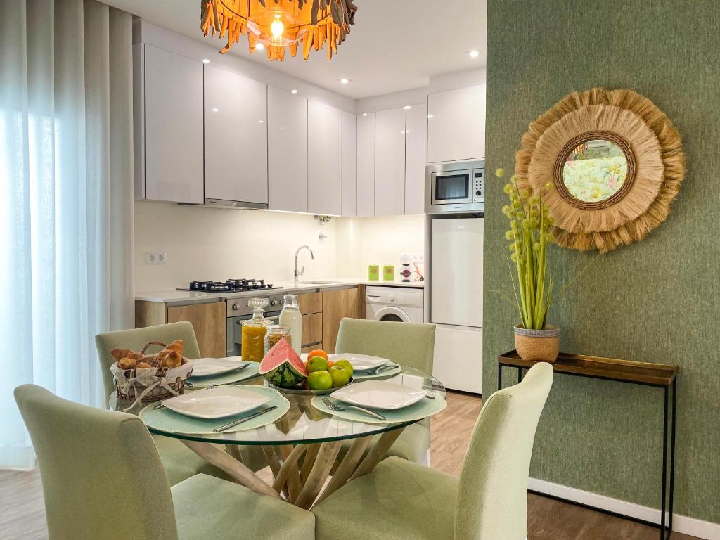 a kitchen and dining room with a table and chairs at Alojamento Batata in Nazaré