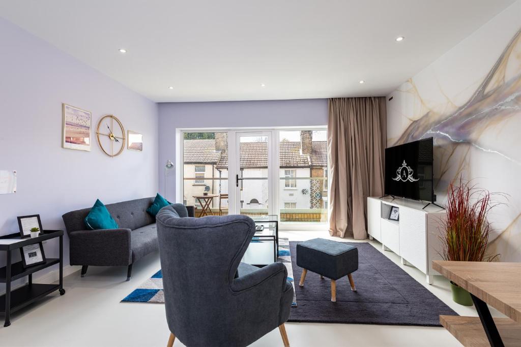 een woonkamer met een bank en een tafel bij Your Apartment Awaits! in Gillingham