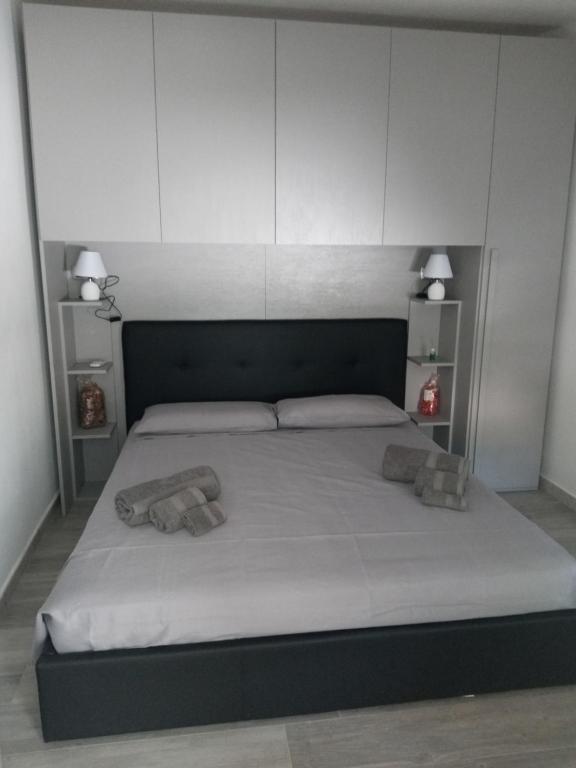 une chambre avec un grand lit avec deux serviettes dessus dans l'établissement Sea Paradise, à San Giovanni