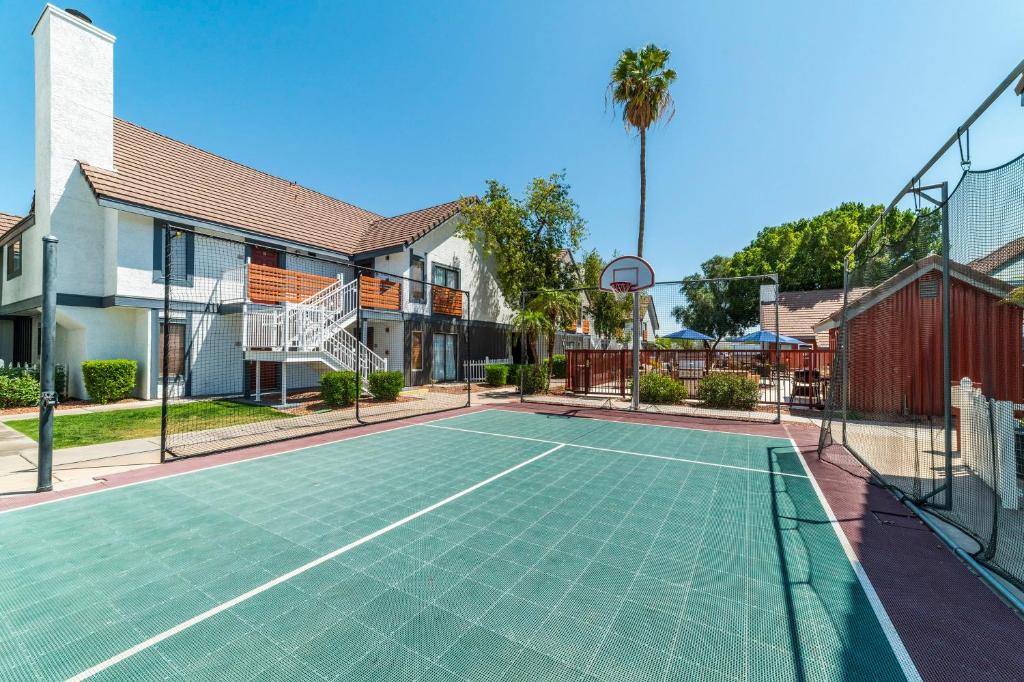 a tennis court with a basketball hoop at Metro PHX STUDIO QUEEN sleeps 4 HEATED POOL in Phoenix