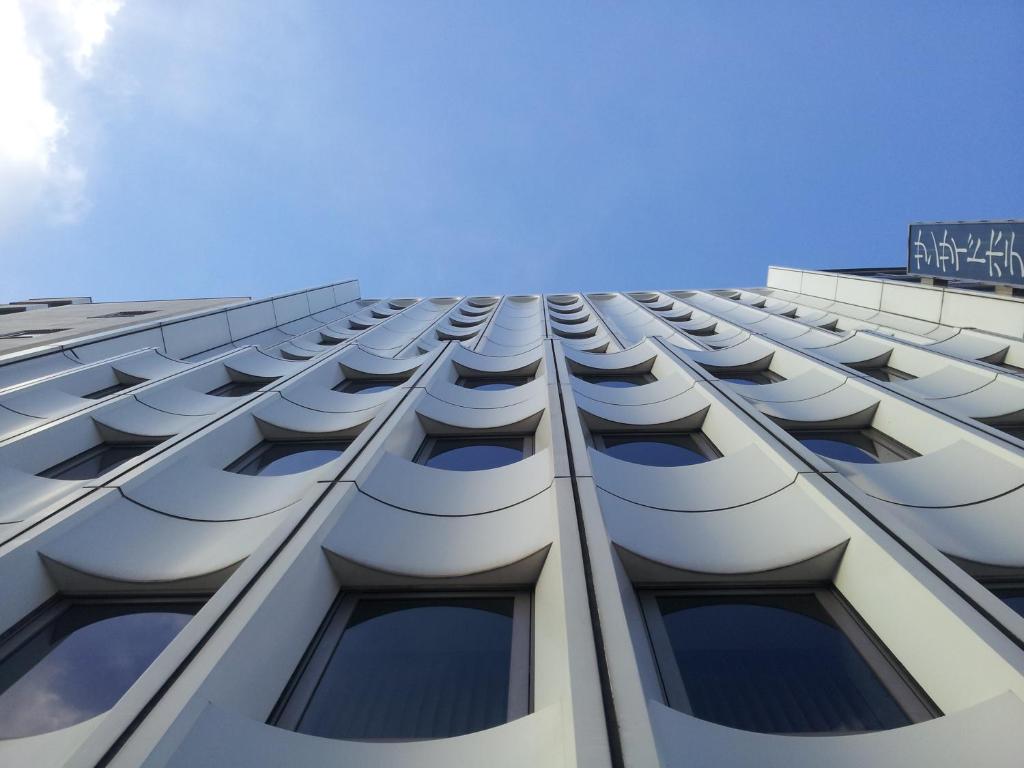 un edificio alto con muchas ventanas en Sanside Hotel en Kobe