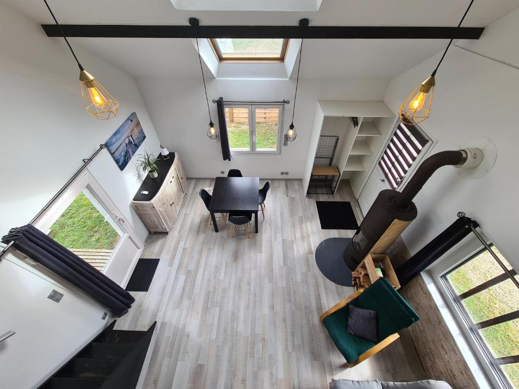 an overhead view of a living room with a table at "Gîte Les Glycines" linge inclus proche centre-ville in Blois