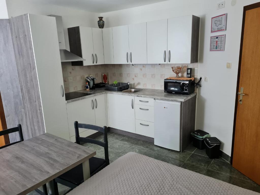Kuchyň nebo kuchyňský kout v ubytování Apartma Juteršek 2+2