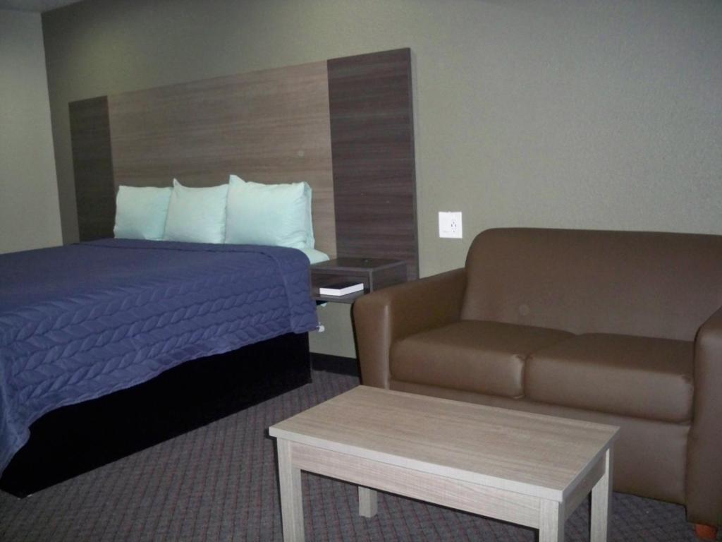 Scottish Inn and Suites Beaumont - King Room