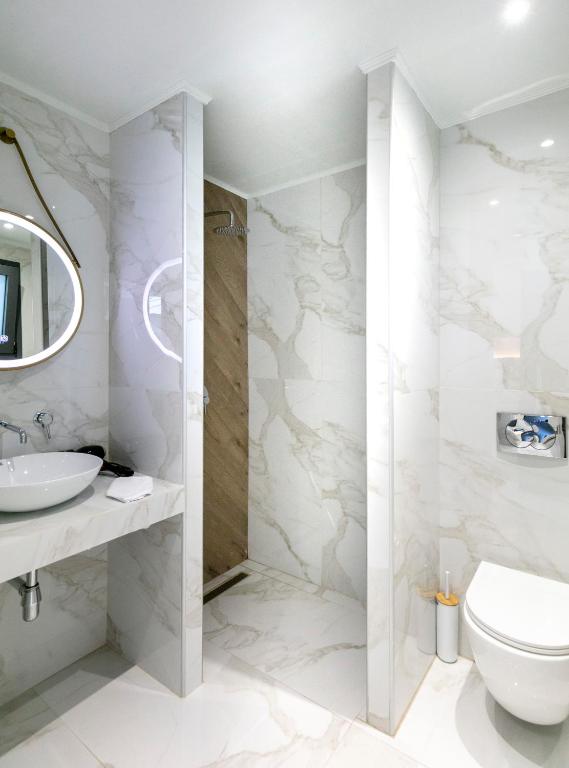 B&D Luxury Suites - 11