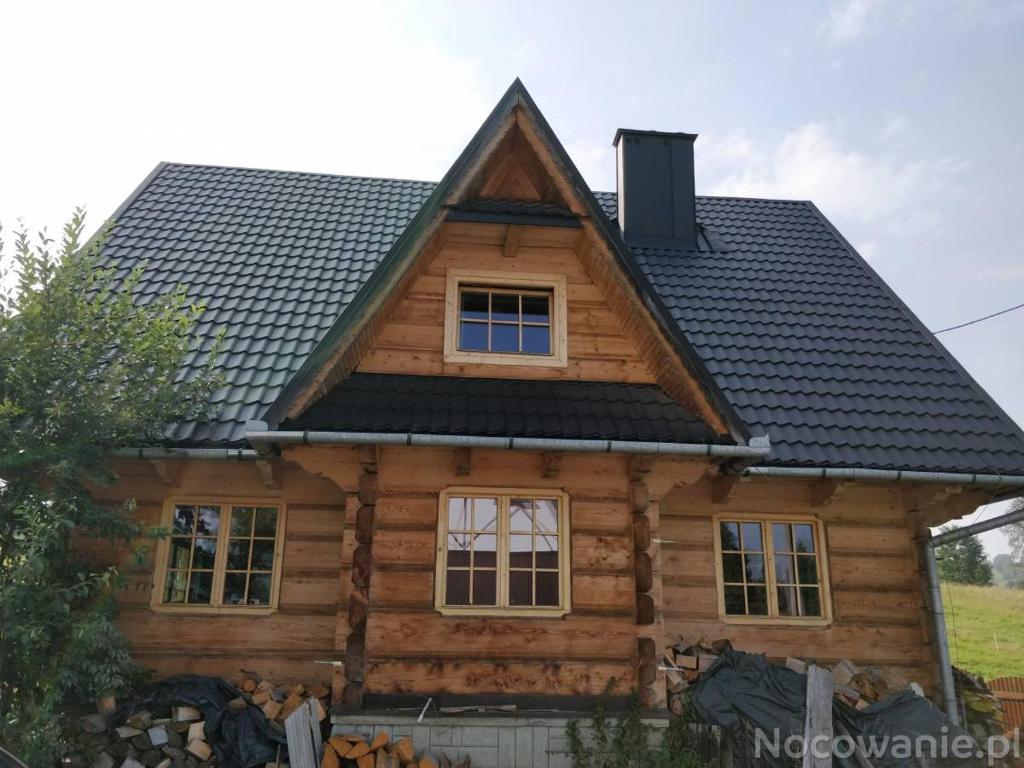 a log cabin with a gambrel roof at Chochołowsko-Witowski Wypoczynek in Witów