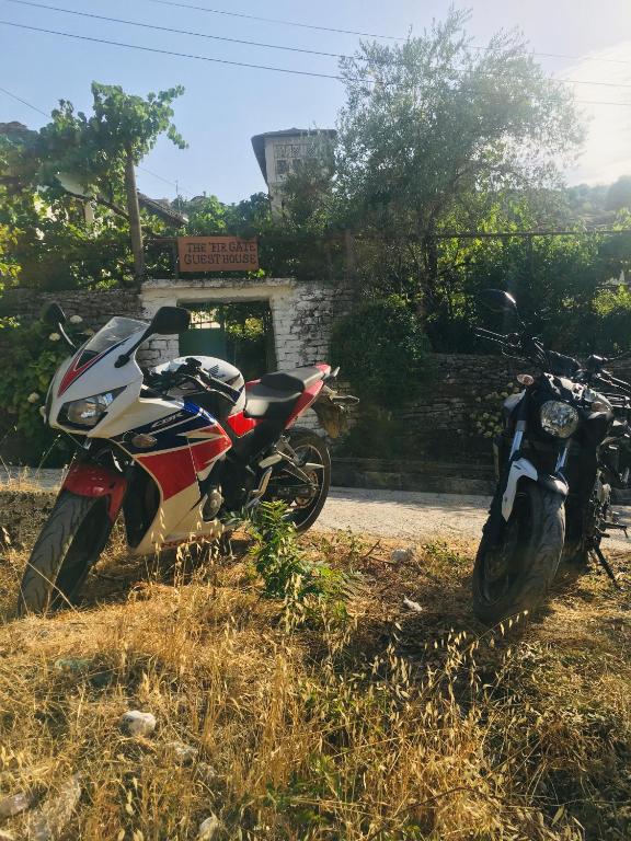 Fotografie z fotogalerie ubytování Flora's Guesthouse 'The Fir Gate' v destinaci Gjirokastër