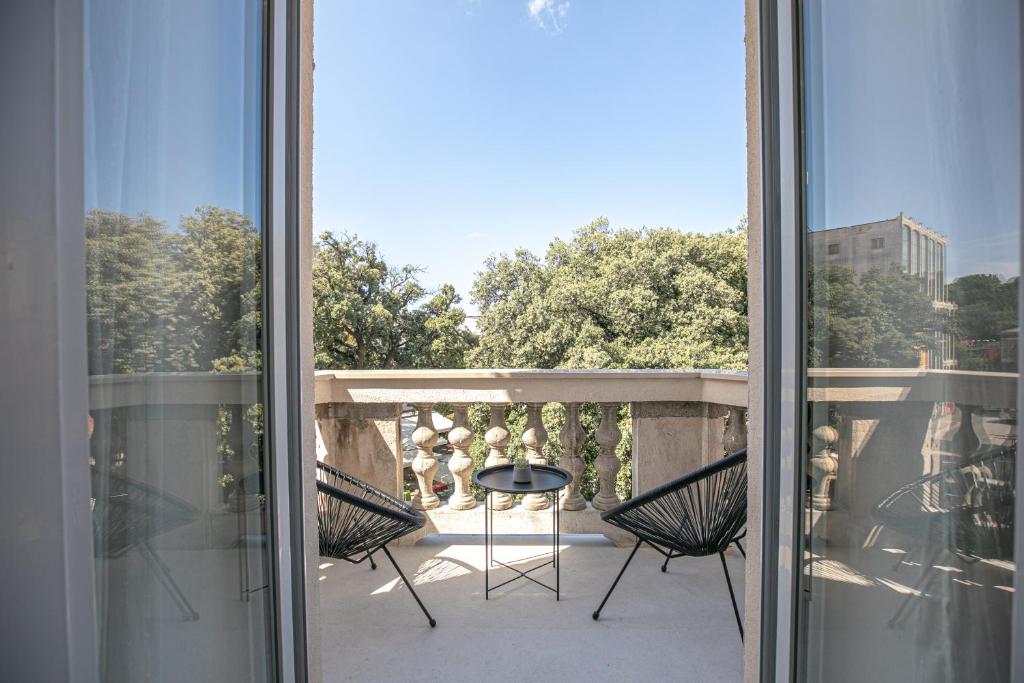 a balcony with two chairs and a table at Studio Deluxe Antonio in Pula