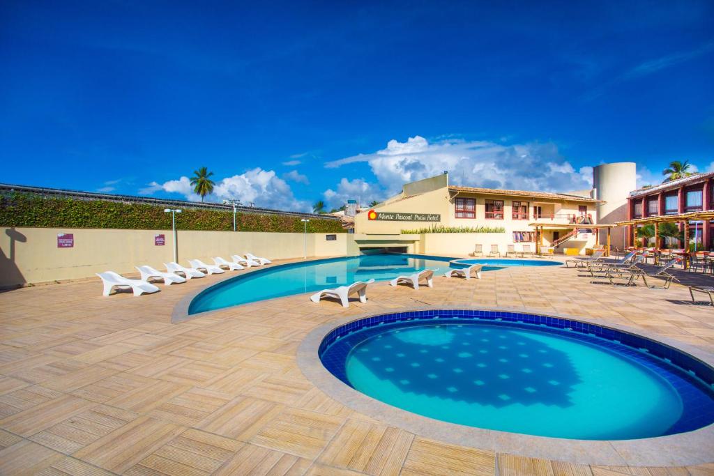 Bazén v ubytování Monte Pascoal Praia Hotel nebo v jeho okolí