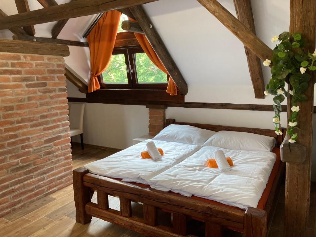 Rúm í herbergi á Apartmanový dům 13 Podkroví 1