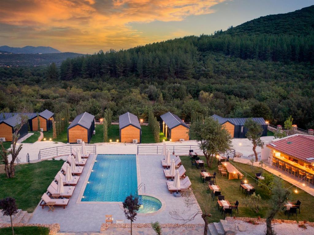 vista aerea di un resort con piscina di Kairos Hotel a Kaş