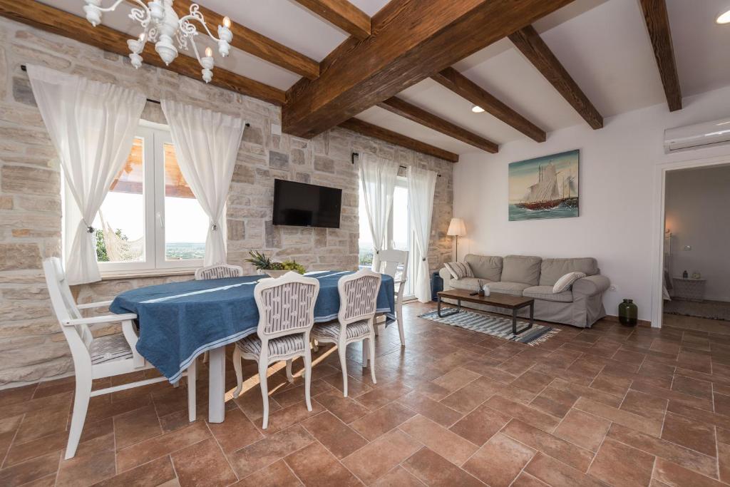 jadalnia ze stołem, krzesłami i kanapą w obiekcie Brand new Villa Cara d oro, Vrana w mieście Vrana