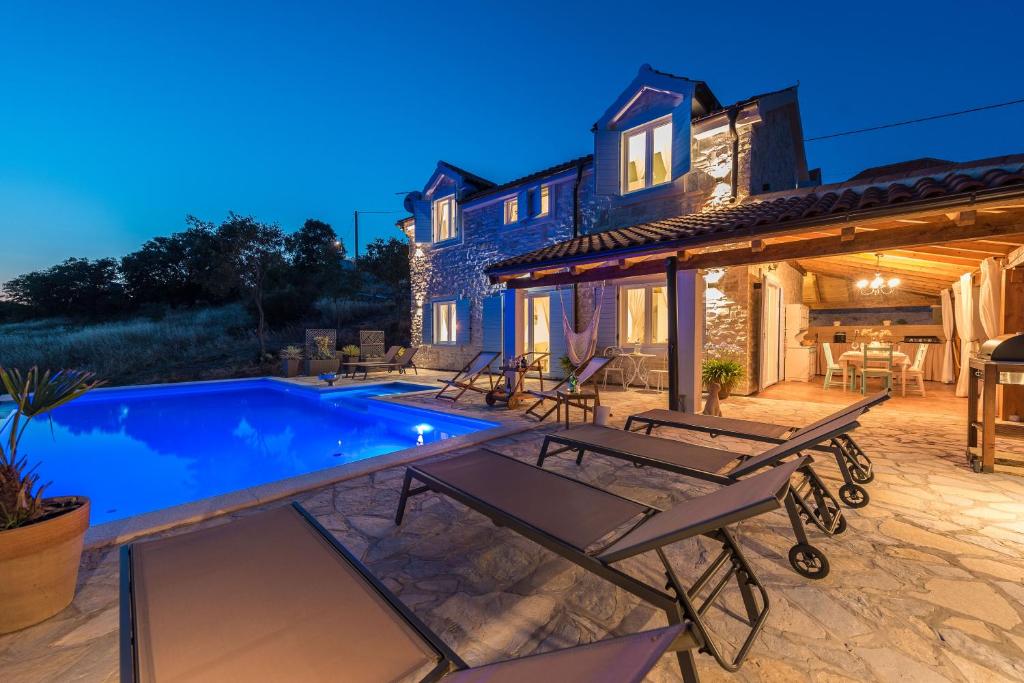 patio z basenem i domem w obiekcie Brand new Villa Cara d oro, Vrana w mieście Vrana