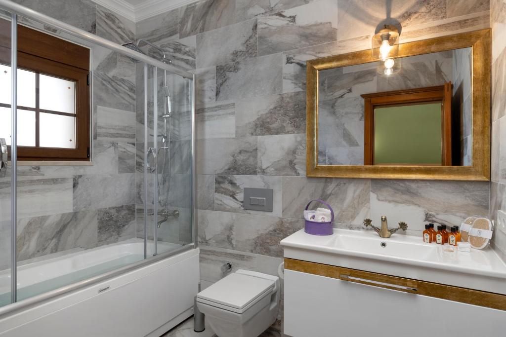 Koupelna v ubytování Kairos Hotel