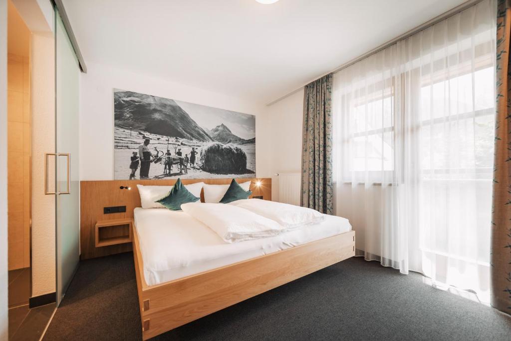 Postel nebo postele na pokoji v ubytování Apart Garni St Martin - Silvretta Card Premium Betrieb