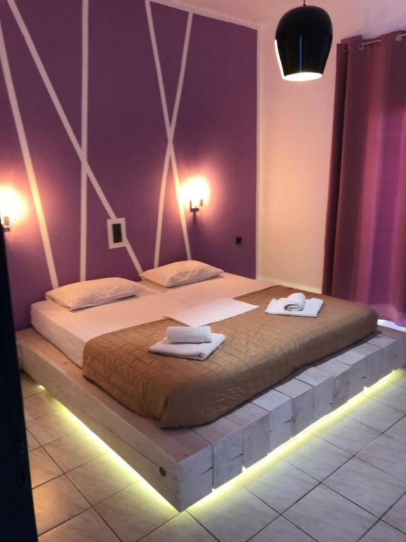 een slaapkamer met een groot bed en handdoeken bij Corfu Villa Mariù by Canal Damour Sidari in Melíssia