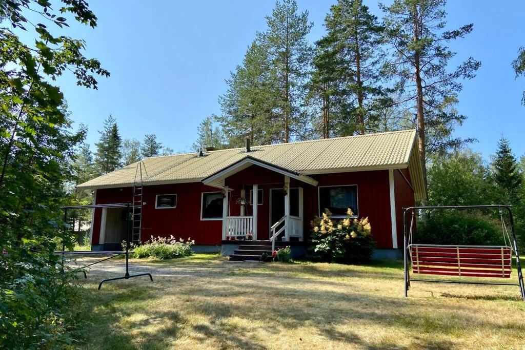 une maison rouge avec un panier de basket en face dans l'établissement Lepikko - Helppoa majoitusta, Easy accommodation, à Alajärvi