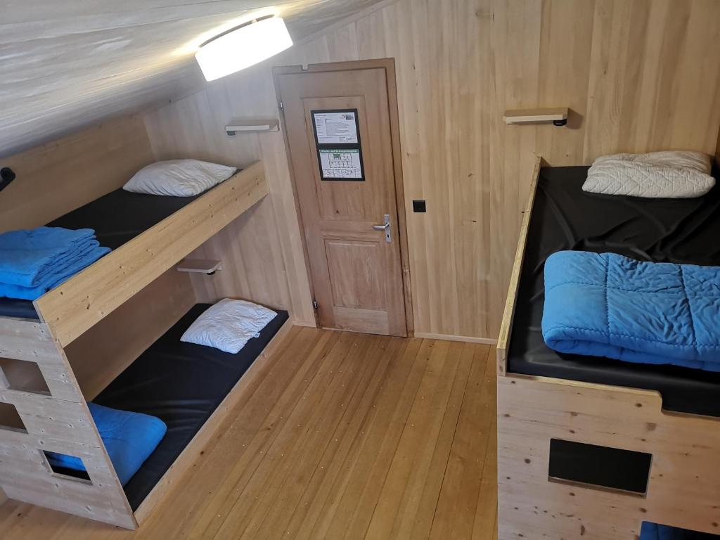 Postel nebo postele na pokoji v ubytování Naturfreunde Hostel Grindelwald