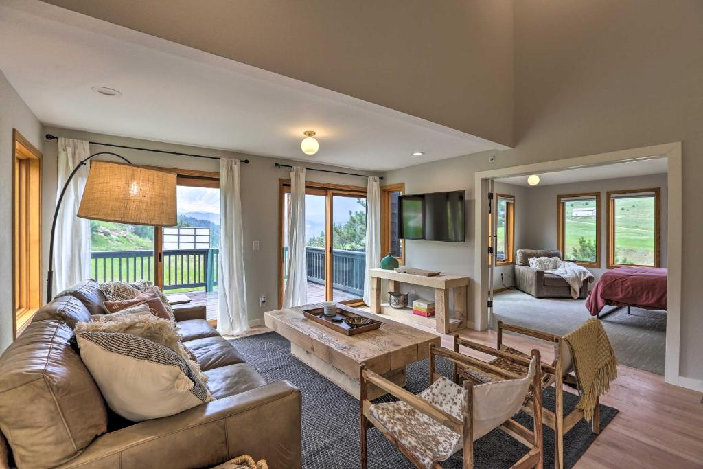 Evergreen Mountain Duplex with Trail Access! في أيداهو سبرينغز: غرفة معيشة مع أريكة وطاولة