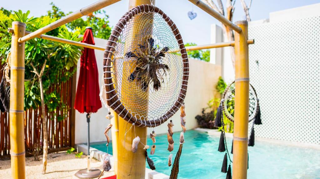 um balanço de corda ao lado de uma piscina em Dreamcatcher Tulum em Tulum