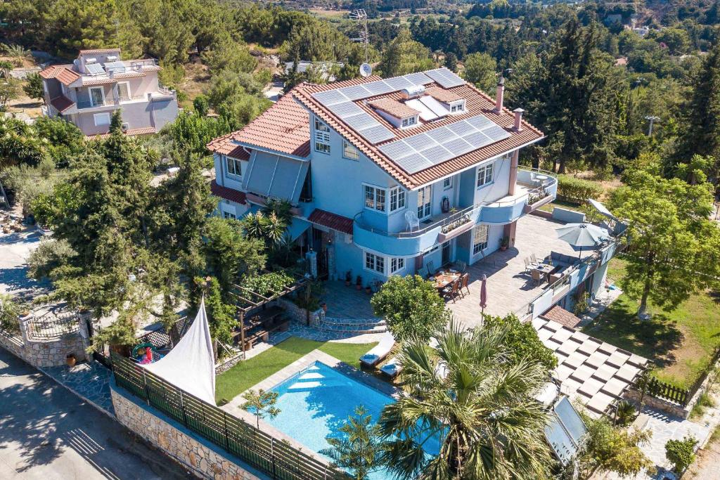 - une vue aérienne sur une maison avec une piscine dans l'établissement Athina's Villa, à Koskinou