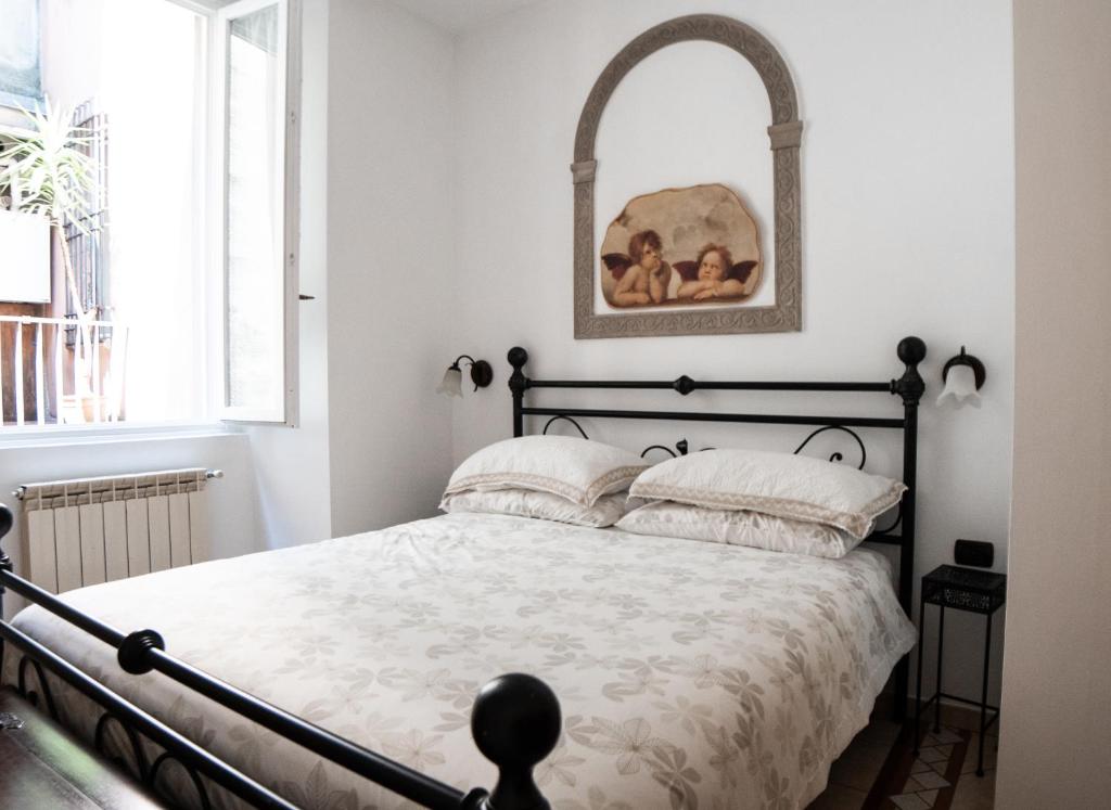 1 dormitorio con cama y espejo en la pared en La Maison de Miki en Lecco