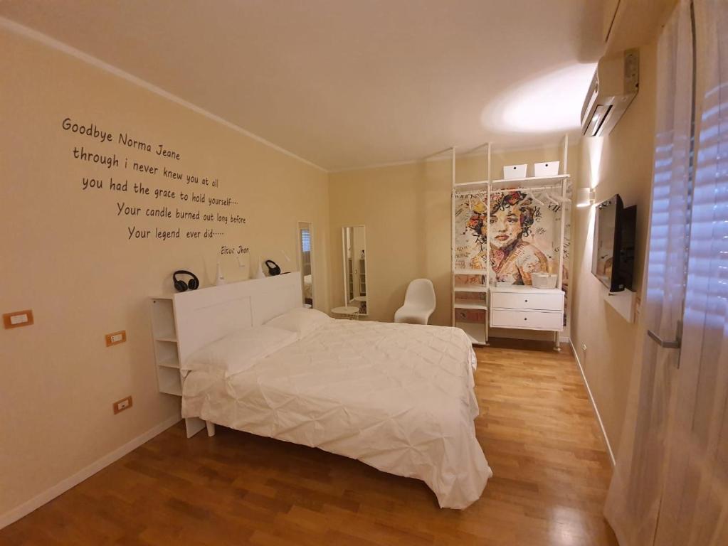 una camera con letto e scrittura a muro di B&B METRO' a Perugia