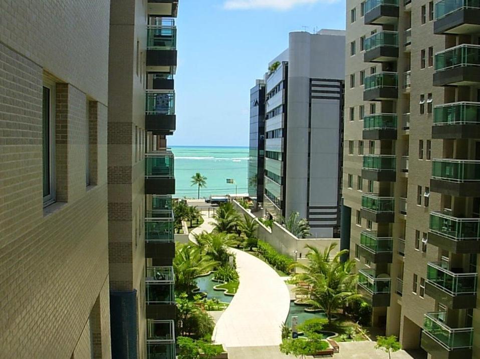 馬塞約的住宿－Apartamento, Maceió, beira mar de Jatiúca, JTR，从大楼的阳台上可欣赏到海滩景色