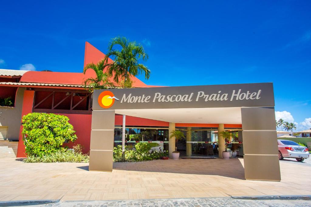 un panneau d'hôtel devant un bâtiment dans l'établissement Monte Pascoal Praia Hotel, à Porto Seguro