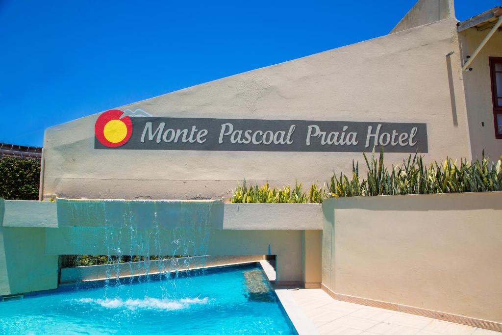 Bazén v ubytování Monte Pascoal Praia Hotel nebo v jeho okolí